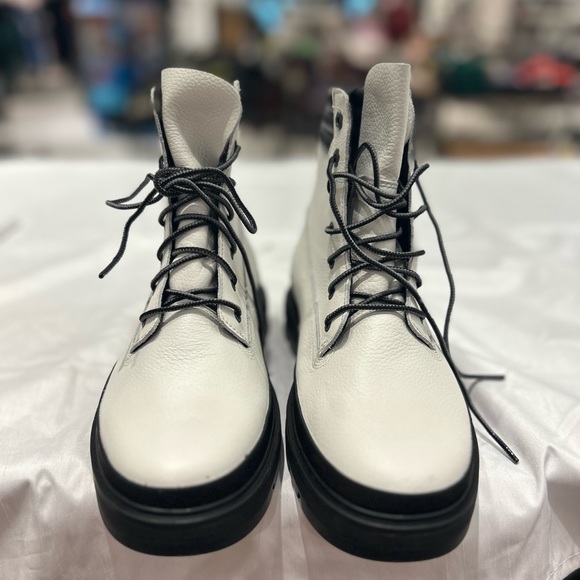 Timberland Boots - Picture 2 of 7